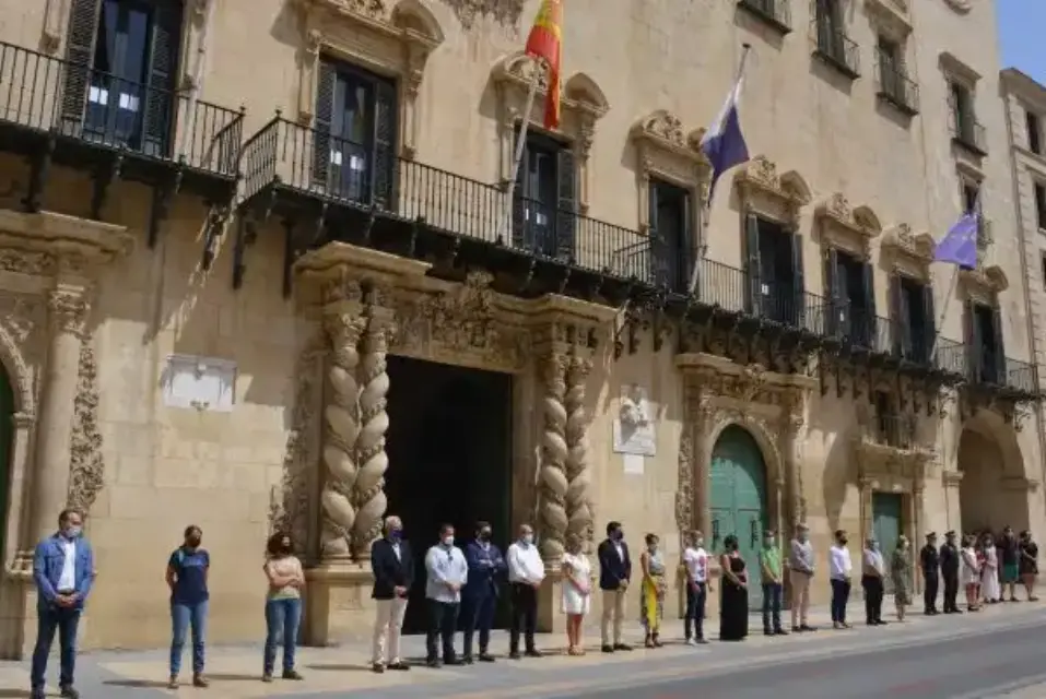 En Alicante condenan en una concentración silenciosa todos los actos de violencia de género