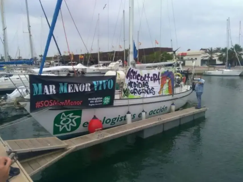 Ecologistas en Acción se ancla en el Mar Menor para protestar por su ecosistema agonizante
