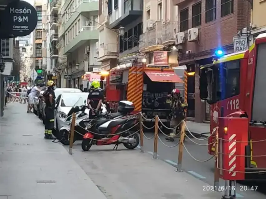Extinguen un incendio en un bar y otro eléctrico en un centro comercial en Alicante