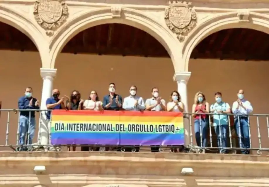 Dan inicio a la celebración del Día del Orgullo en Lorca ondeando la bandera arcoíris