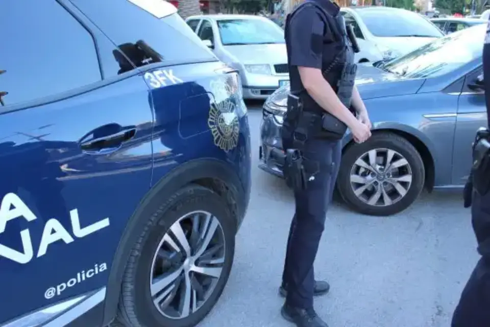 Arrestan a dos menores por amenazar a sus padres con un martillo y maltratar a otros miembros de la familia