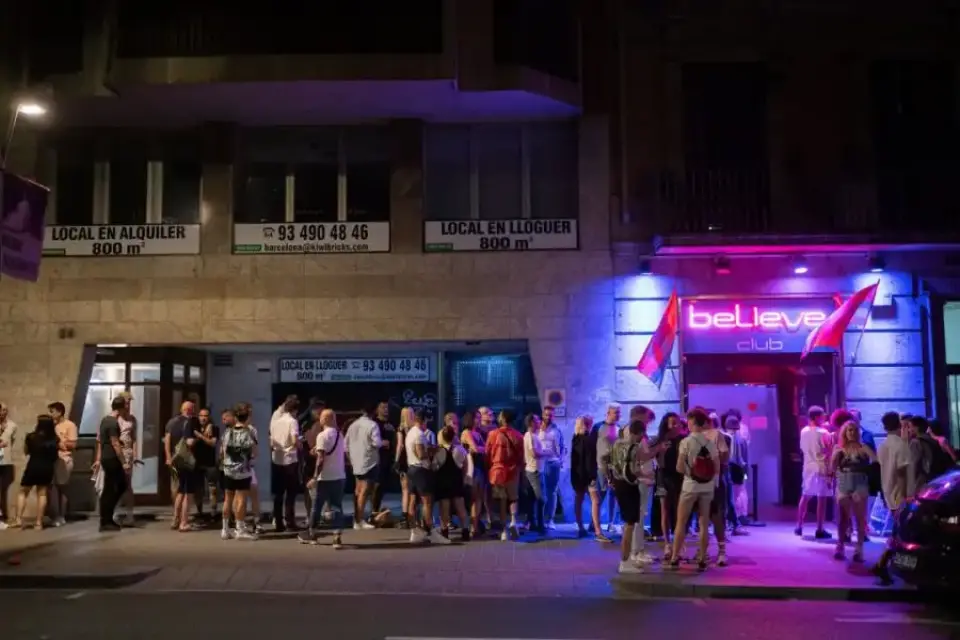 Se disparan los brotes juveniles de Covid en la Región
