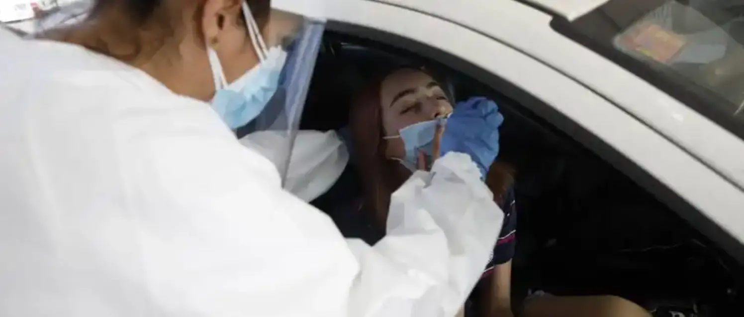 Un país a la cabeza en la vacunación pero también en contagios