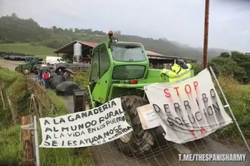 Vecinos de Serdio se enfrentan a la Guardia civil para evitar la demolición de un puente