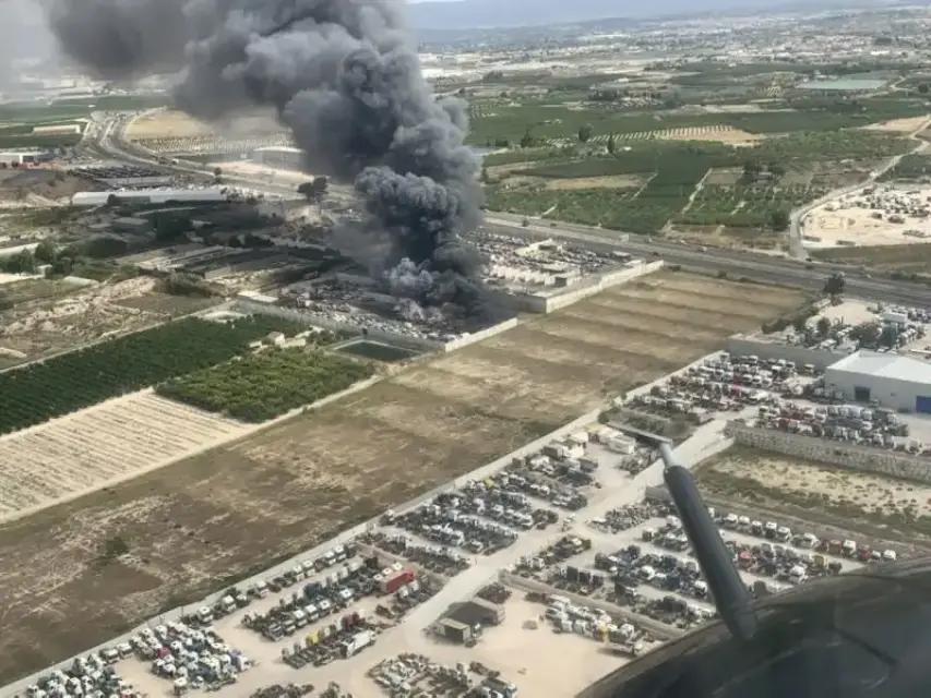 Múltiples efectivos trabajan para la atacar el incendio en un desguace en Molina de Segura