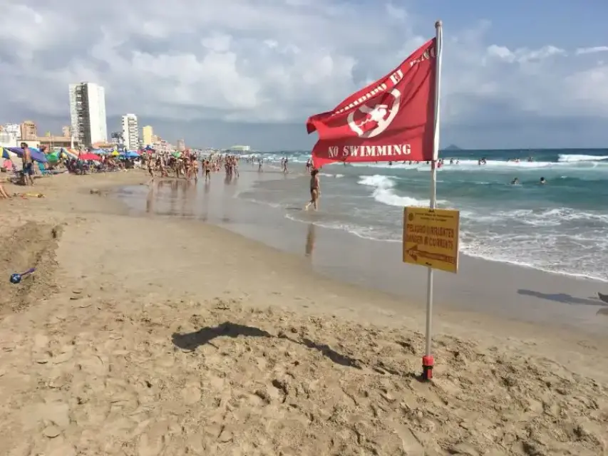 Rescatan a un bañista en playa Entremares en Cartagena