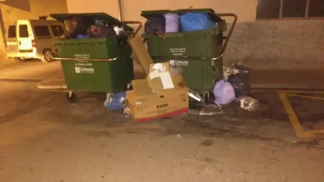 Vox denuncia sobre tripas y despojos tirados en contenedores luego de la Fiesta del Cordero en Lorca