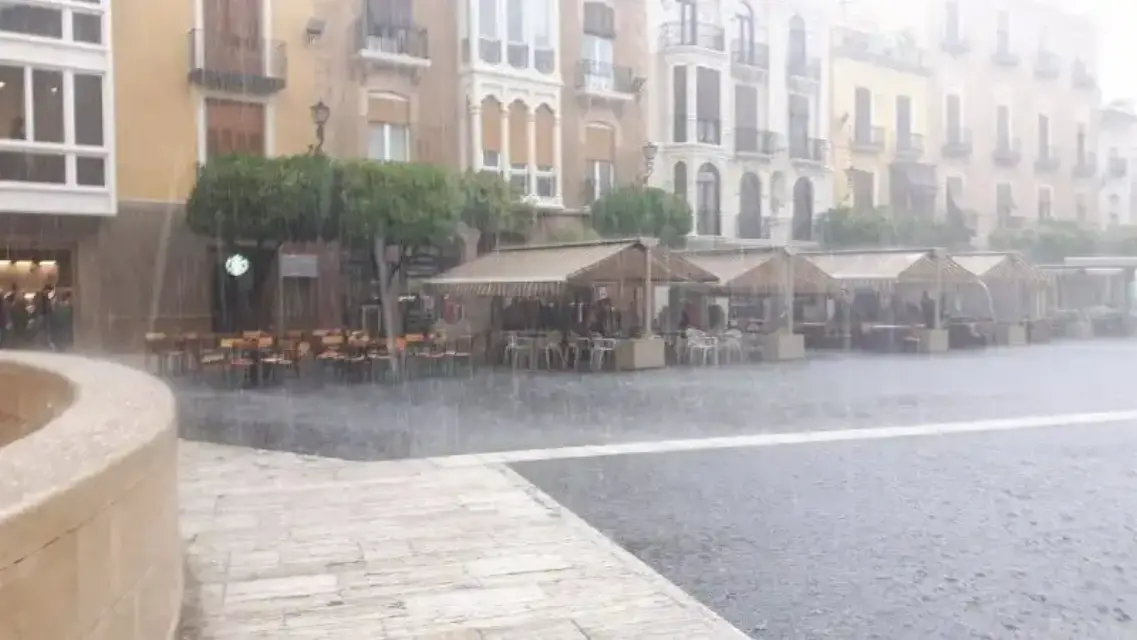 Pronostican lluvias intensas, vientos y hasta granizo para este lunes en el interior de la Región