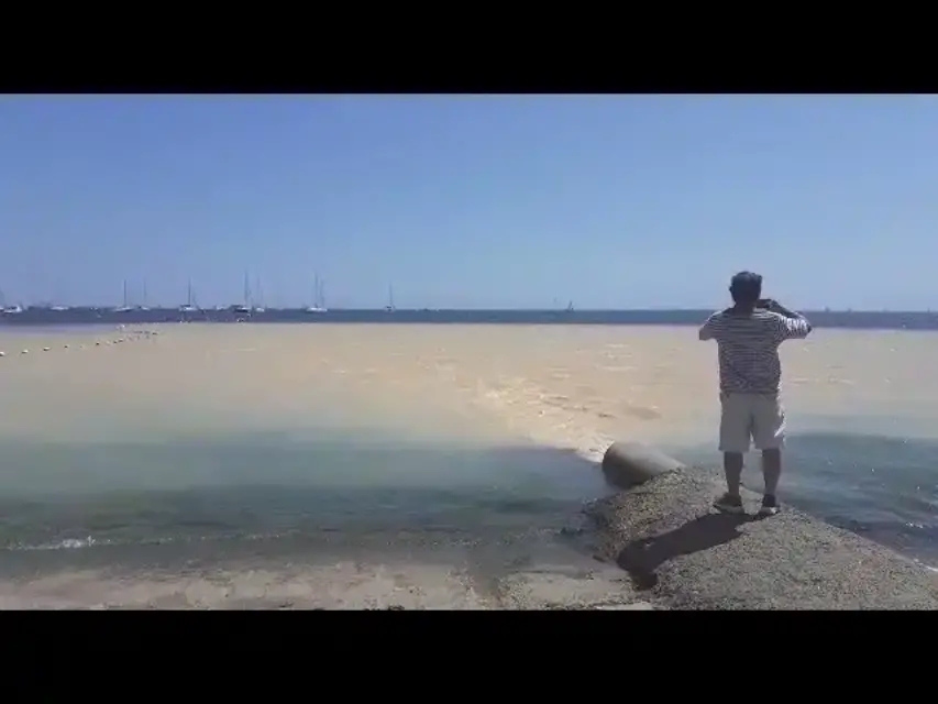 Alarma en los bañistas por vertido de agua turbia en el Mar Menor