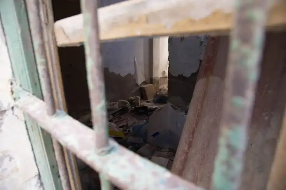 Los Nietos: entre el abandono, la okupación y playas fangosas