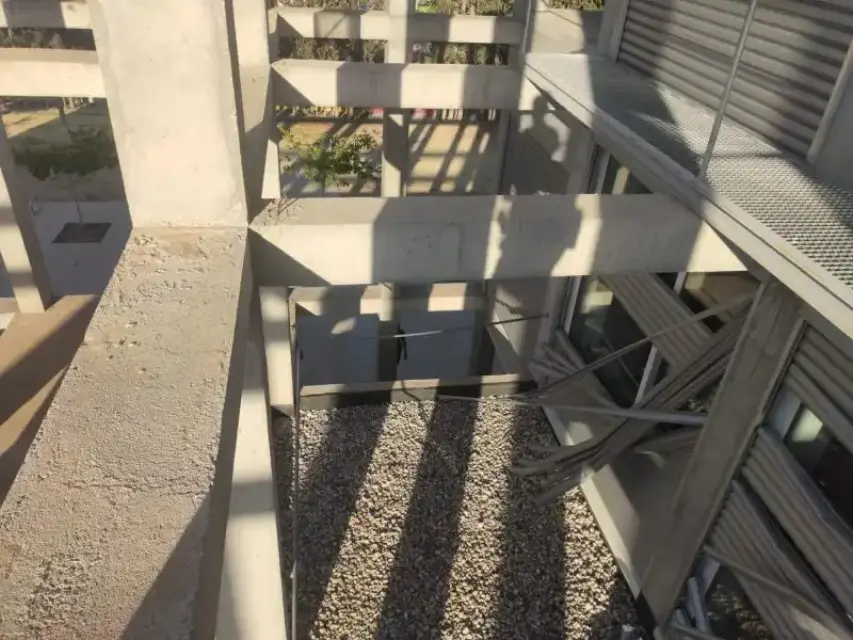 Detienen a un sujeto por destrozar el mobiliario exterior del IES Francisco Ros de Lorca