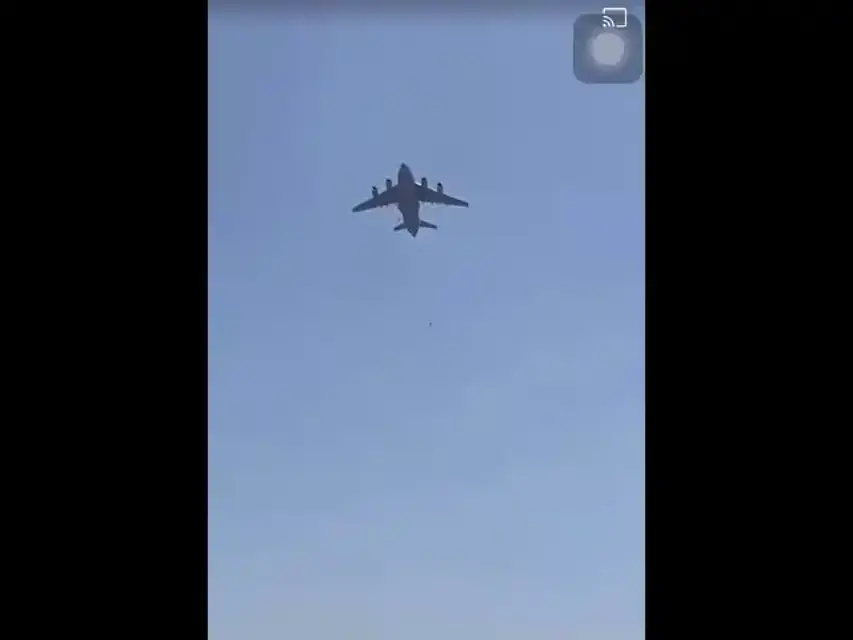 Situación desesperada en el aeropuerto de Kabul, única salida del país afgano
