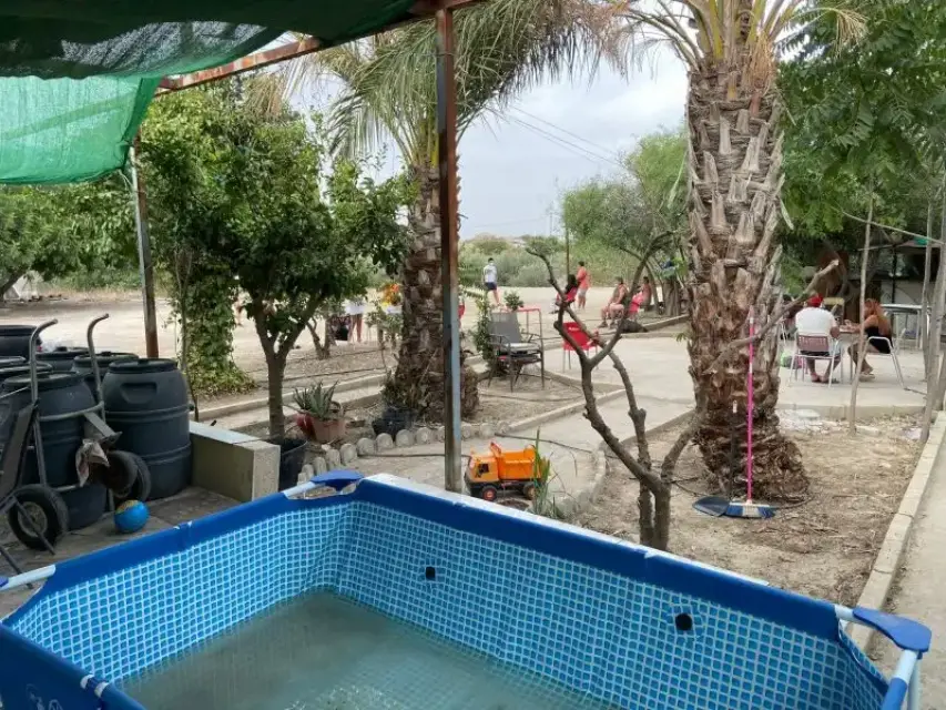 En Lorca desalojan decenas de personas de una vivienda por superar el aforo y sancionan al responsable por expender bebida y alquilar pistas deportivas
