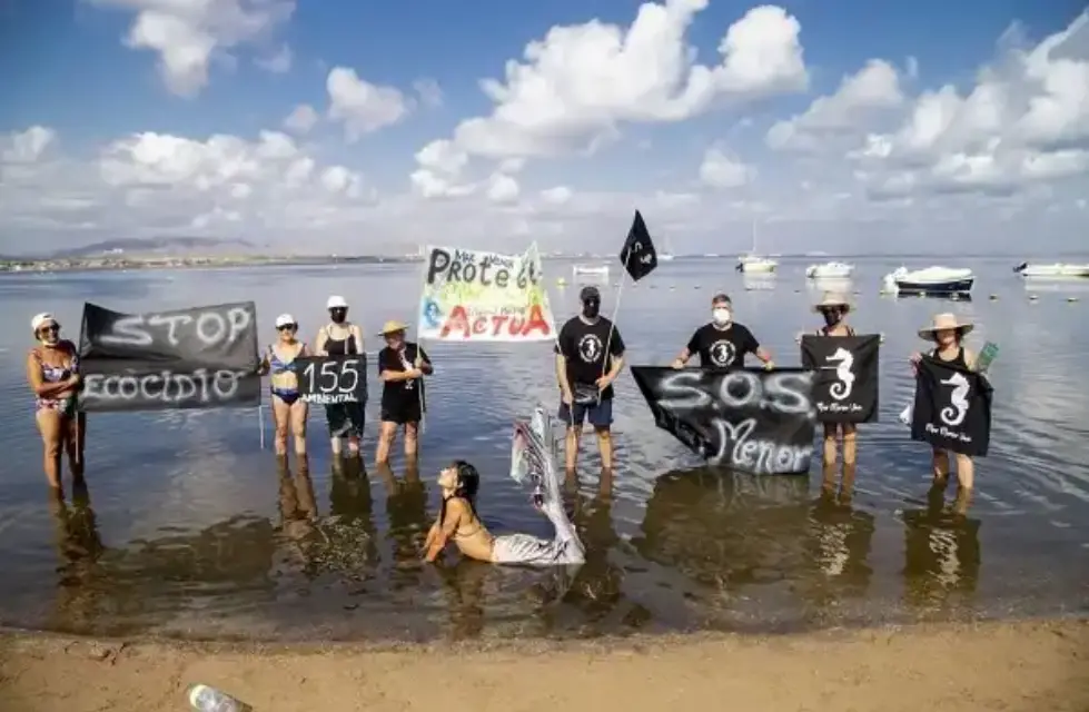 Limpieza infructuosa en playas del Mar Menor no acaba con el verdadero problema: vertido de nitratos desde las ramblas