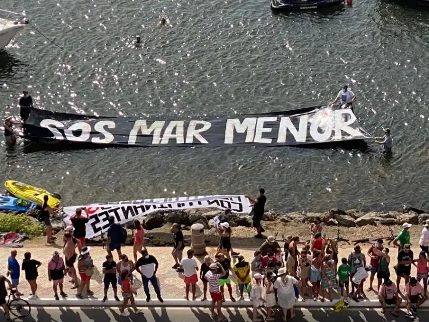 7 días con nauseabundas orillas mientras el Gobierno regional y el Ministerio se lanzan culpas por la inacción del Mar Menor