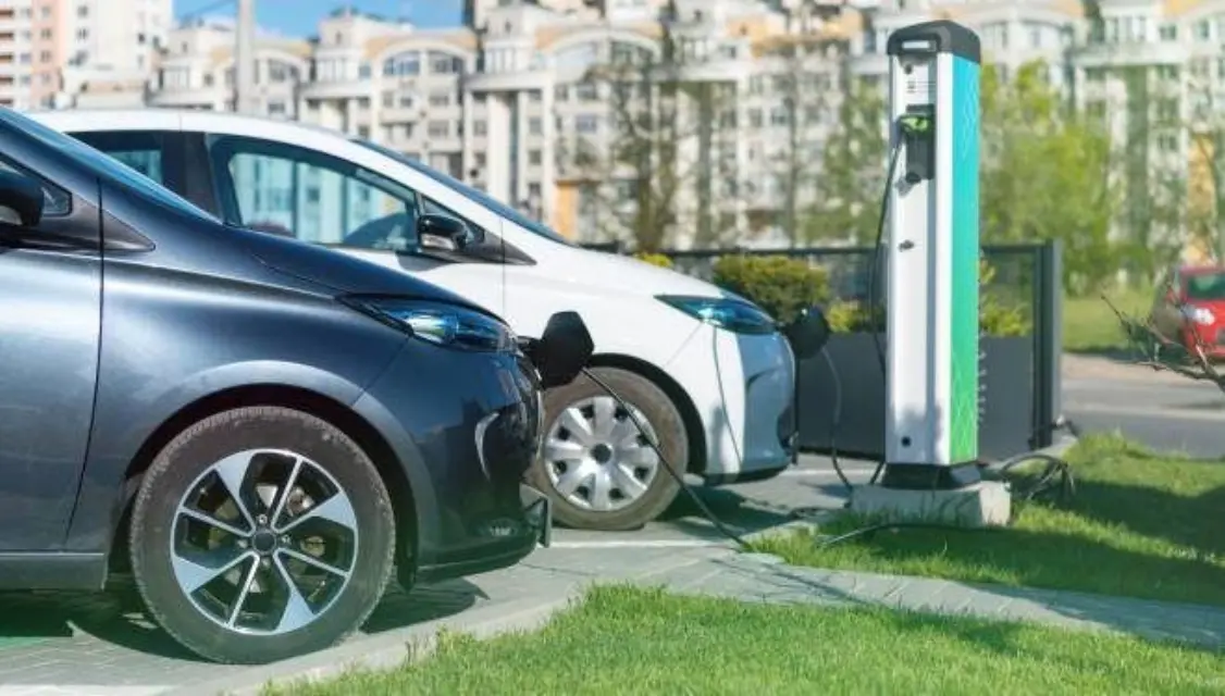 Como Dinosaurios: Se viene la extinción de los coches de motor de combustión