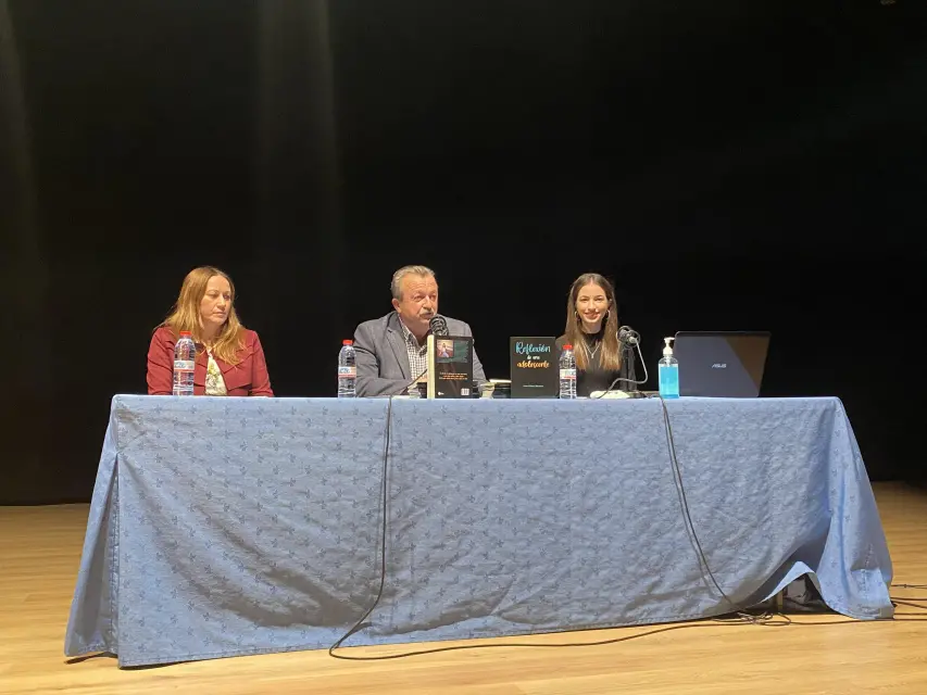 IX Feria del Libro Pulpí: Irene Gómez brilla con “Reflexiones de una adolescente”