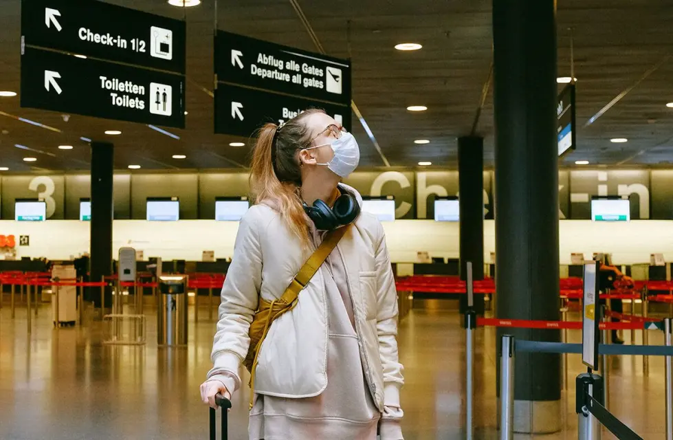 Ómicron cierra aeropuertos y Sudáfrica se molesta